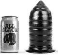 Plug anal nervure All Black en silicone pres de sa canette, ogive arrondie a stries horizontales marquees, format etanche de 16 cm pour une sensation anale texturee accentuee.