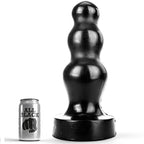 Plug anal All Black 38 cm en PVC, forme noire a plusieurs renflements degressifs du large au troit, presente pres d une canette qui montre son grand gabarit avance.