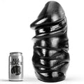 Gode XXL All Black 19 cm en PVC noir veine, forme pénienne realiste a gland marque et plis cutanes, presente pres d une canette, pour des sensations anales intenses texturees.
