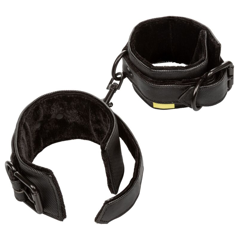 Manchette de poignet Boundless en cuir synthétique noir à intérieur velours et anneau en D pivotant, fermeture boucle réglable, accessoire de bondage ajustable.