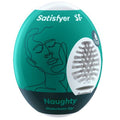 Oeuf masturbateur Satisfyer Naughty vert sapin, insert blanc couvert de picots souples, illustration de profil au trait, format compact nomade pour homme.