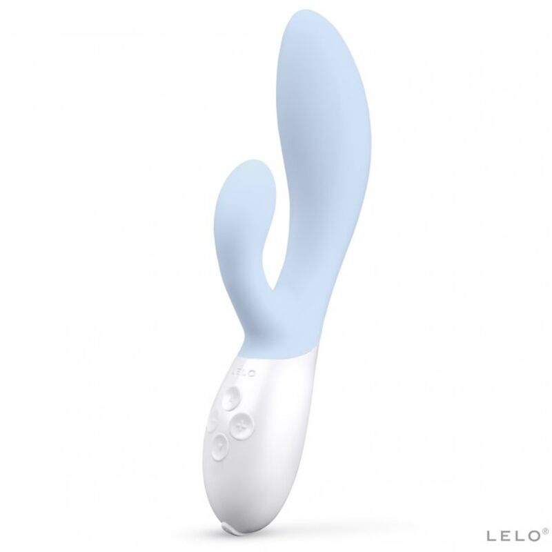 Vibromasseur rabbit Lelo Ina 3 bleu ciel vu de trois quarts, tige interne courbee et bras clitoridien souple, manche blanc a boutons, silicone doux pour double stimulation.
