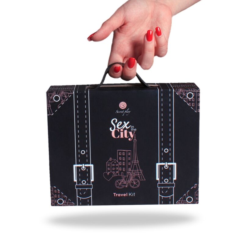 Valisette Sex in the City Secretplay tenue par la poignee, coffret de voyage noir et rose tour Eiffel, kit de defis et echantillons pour week-end en ville.