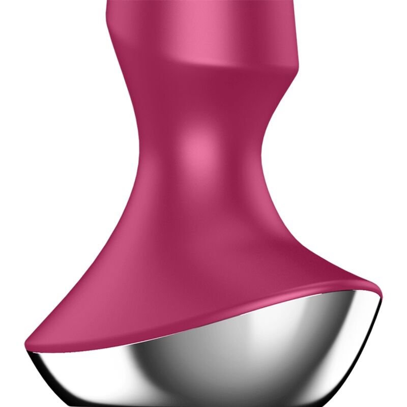Plug anal Plug-ilicious framboise vu de profil, silhouette conique en silicone et large embase chromée, plug vibrant connecté Satisfyer pour l'exploration anale.
