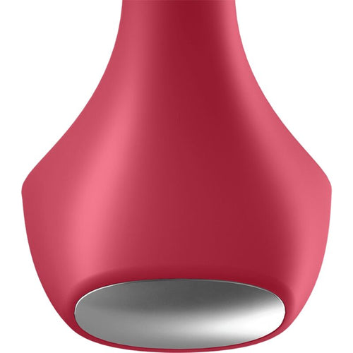Gros plan sur la base evasee du plug anal Satisfyer rouge en silicone, surface lisse et fenetre de charge magnetique, plug etanche IPX7 et rechargeable par cable