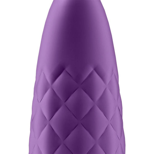 Gros plan sur la surface matelassee en losanges du mini vibromasseur Satisfyer Ultra Power Bullet 5 violet en silicone, texture offrant une bonne prise en main