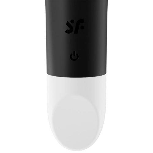 Gros plan sur la pointe plate et le bouton du mini vibromasseur bullet Satisfyer Ultra Power noir et blanc en silicone medical, surface lisse douce et discrete