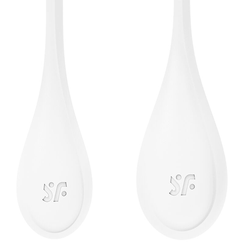 Deux boules de geisha Satisfyer blanches en silicone, forme en goutte avec logo SF discret, tonification du plancher pelvien en douceur.