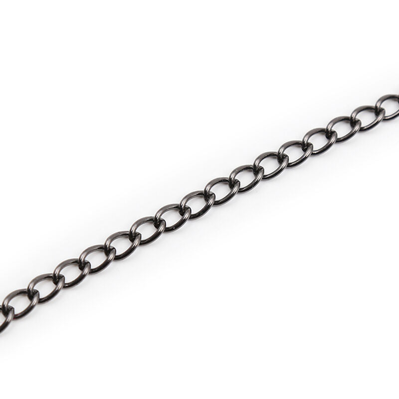 Detail de la chaine metallique noire a maillons qui relie les deux pinces a tetons clover, finition non poreuse et facile a nettoyer pour des jeux sensoriels repetes.