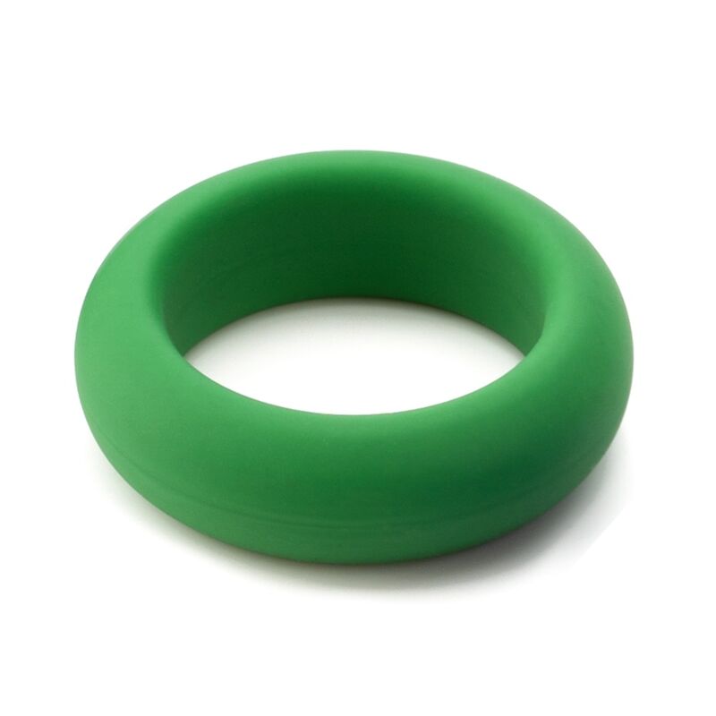 Cockring vert vu en biais, tore entièrement lisse en silicone à section arrondie, ombre douce portée sous le produit, modèle coloré présenté de près sur fond blanc parfaitement épuré.