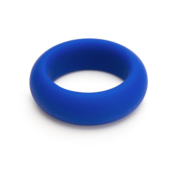 Cockring bleu vu en biais, anneau épais et entièrement lisse à section arrondie en silicone mat, ombre portée nette sous le produit présenté de près sur fond blanc parfaitement épuré.