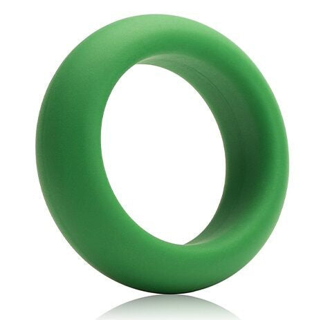 Anneau pénien Je Joue vert vu de trois quarts, anneau épais et lisse en silicone à profil bombé, finition mate colorée du produit détaillée de près sur fond blanc parfaitement épuré.