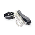 Collier pénis et bracelet en cuir avec chaîne métallique — détail texture surface