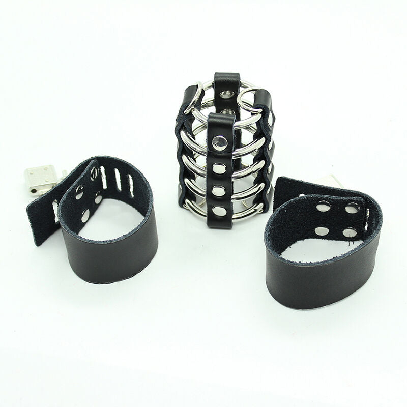 Cage de chasteté à anneaux métalliques et sangle cuir — détail texture surface