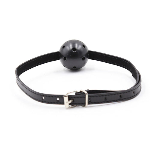 Baillon-boule noir perce d'orifices respirants sur sa sangle ajustable a boucle, vu de face, accessoire BDSM soft pour des jeux de soumission et de reduction au silence.
