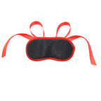 Masque fétichiste noir à bords rouges — vue de dos