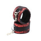 Menottes velours ajustables rouge et noir — détail texture surface