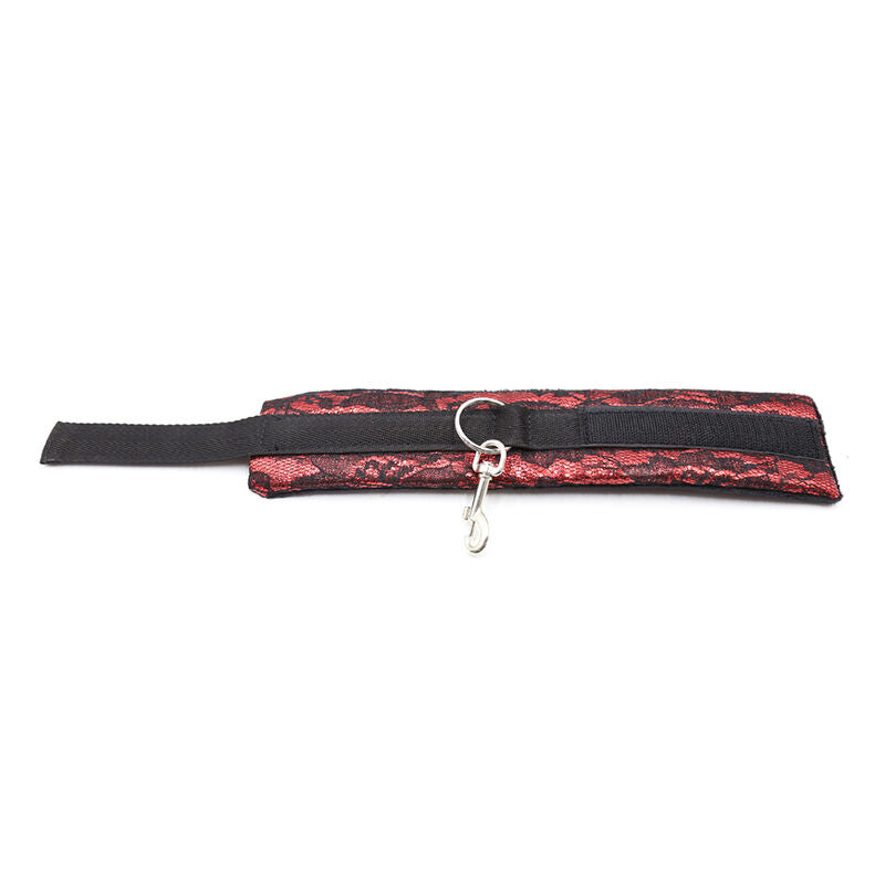 Manchettes de poignets velours noir et dentelle rouge pliees avec leur mousqueton, sangle velcro ajustable, accessoire de contention soft pour s'initier aux jeux d'attache.