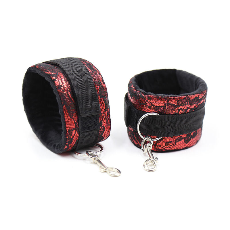 Paire de manchettes velours noir et dentelle rouge reliees par un anneau et un mousqueton, attaches douces et ajustables pour entraver les poignets sans blesser la peau.
