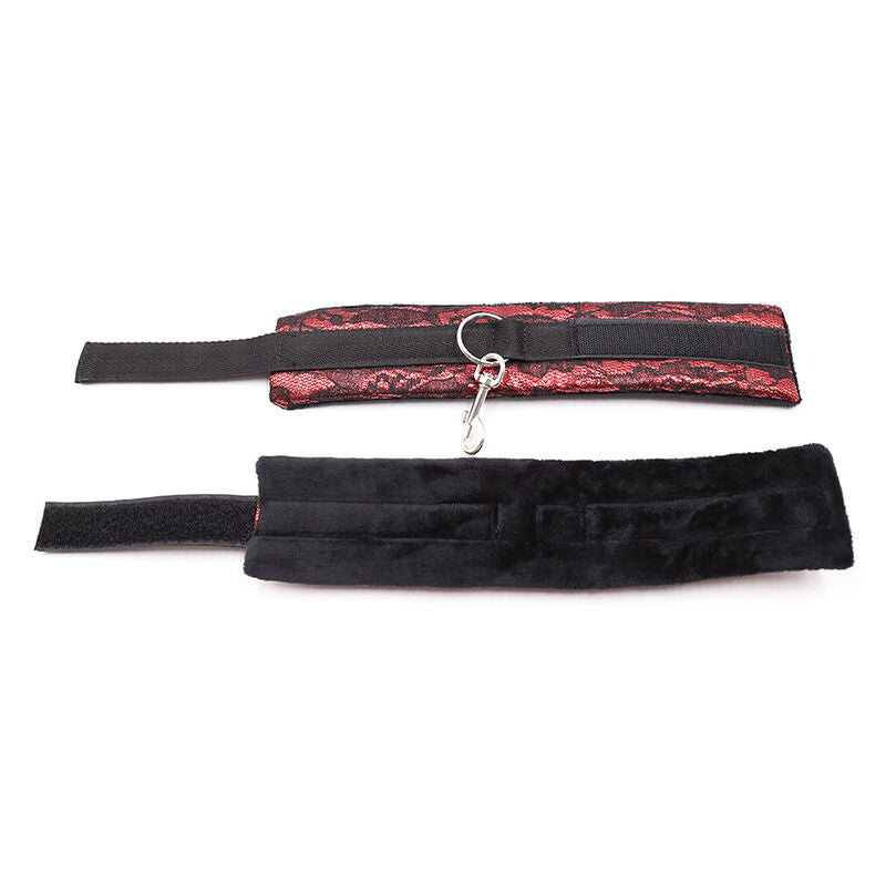Manchettes de poignets velours dentelle rouge presentees ouvertes a plat avec leur sangle velcro, accessoire de contention soft et confortable pour debuter le bondage.
