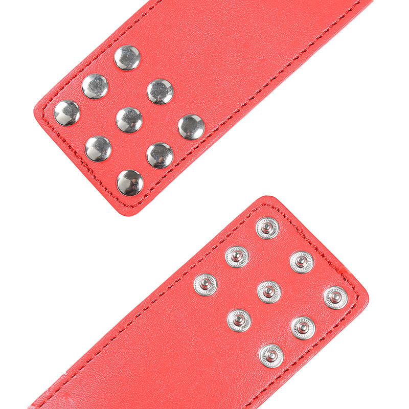 Menottes rouges avec fermeture à pression — détail texture surface