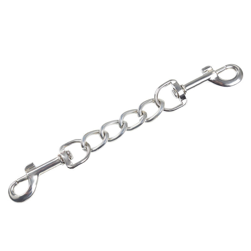 Gros plan sur la chaine de liaison metallique a mousquetons qui relie deux manchettes de poignets, maillons brillants robustes pour un systeme d'attache BDSM securisant.