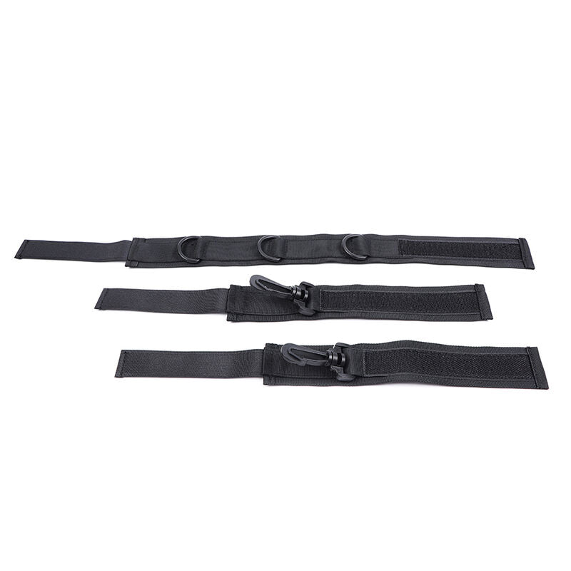 Les sangles en nylon noir du set d'attaches presentees a plat, collier et manchettes velcro avec anneaux d'attache, kit de contention leger et ajustable pour le bondage soft.