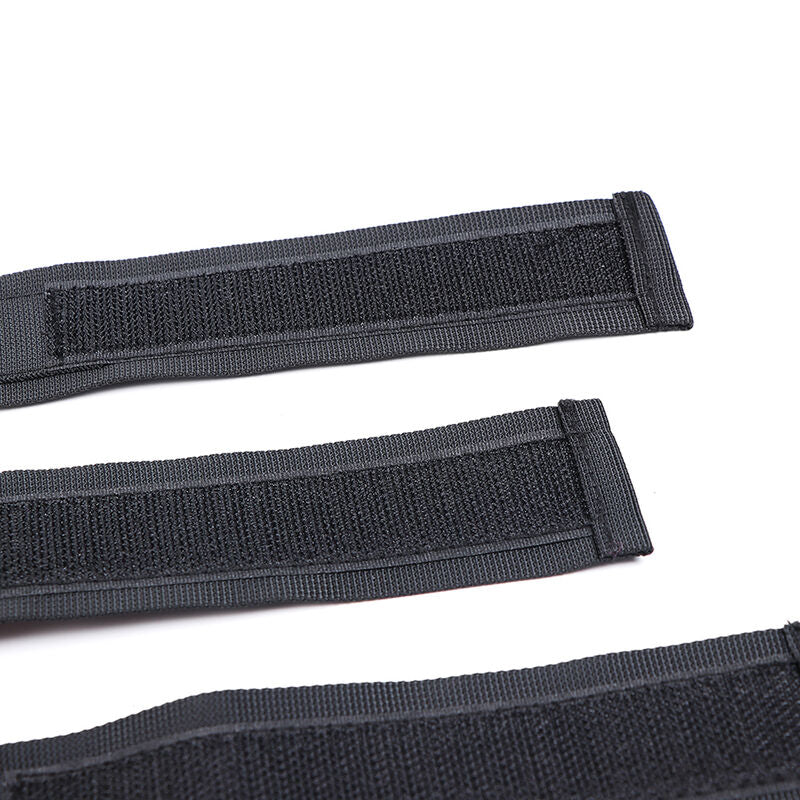 Gros plan sur les bandes velcro noires des sangles de contention en nylon, montrant la fermeture ajustable et confortable des manchettes du kit d'attache pour le bondage.