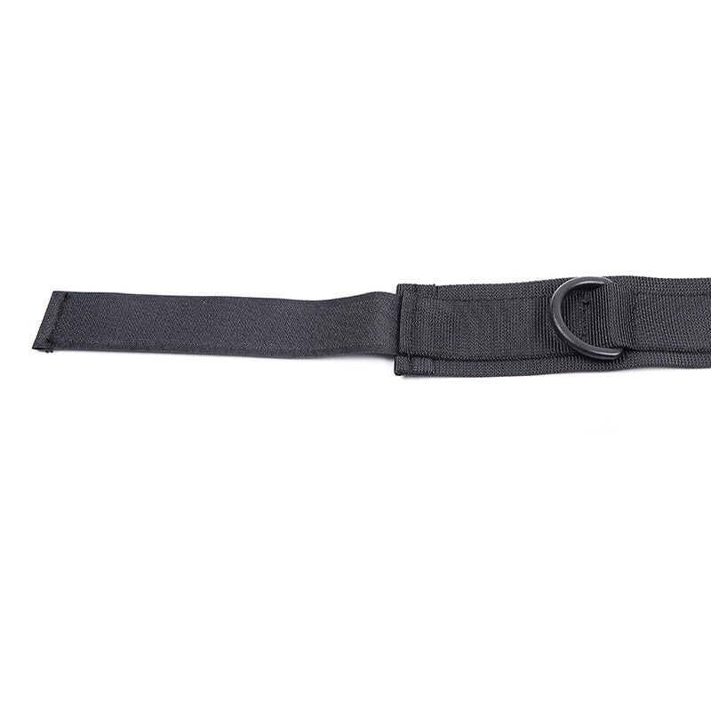 Manchette de poignet en nylon noir a fermeture velcro et anneau D-ring vue rapprochee, element ajustable du set de contention souple pour entraver les poignets en douceur.