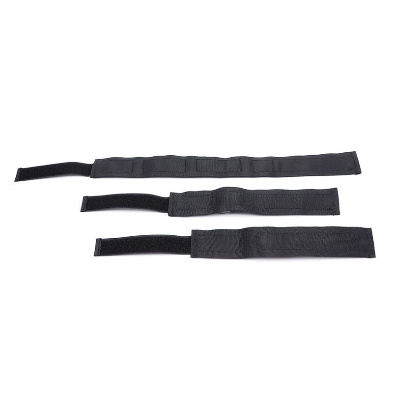 Sangles de contention en nylon noir alignees a plat, collier et manchettes a velcro avec embouts d'attache, kit souple et ajustable pour s'initier aux jeux de bondage.