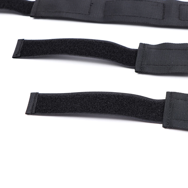 Manchettes de poignets en nylon noir a fermeture velcro presentees empilees, sangles douces et ajustables, elements du kit de contention souple pour le bondage debutant.