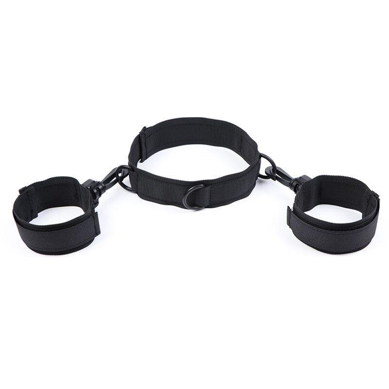 Set d'attaches en nylon noir assemble avec collier central et deux manchettes reliees par mousquetons, kit de contention souple et ajustable pour des jeux d'initiation.