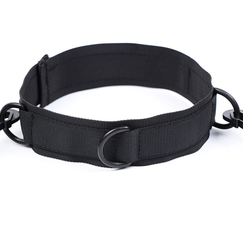 Collier de contention en nylon noir rembourre a fermeture velcro et anneaux D-ring lateraux, piece centrale du kit d'attaches souple et ajustable pour les jeux de soumission.