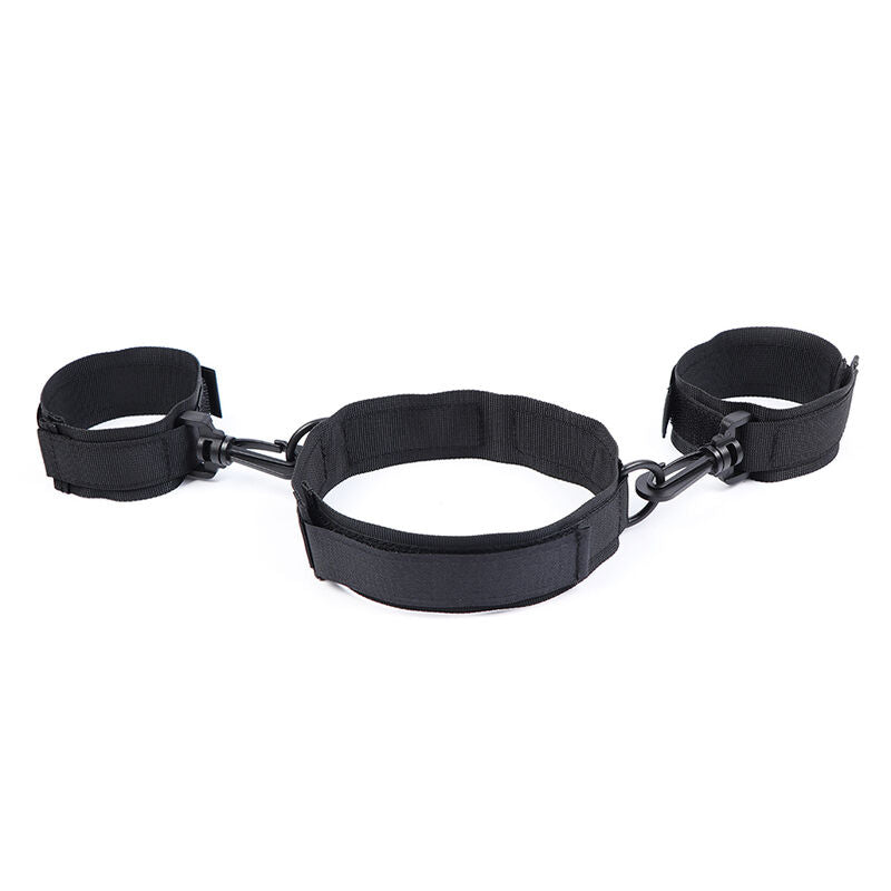 Collier en nylon noir relie a deux manchettes de poignets par des mousquetons, kit de contention souple et ajustable presente assemble pour des jeux de bondage en couple.