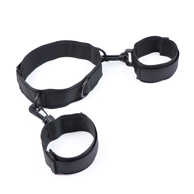 Set d'attaches en nylon noir a trois pieces, collier et deux manchettes relies par mousquetons, kit de contention souple et confortable pour s'initier au bondage a deux.