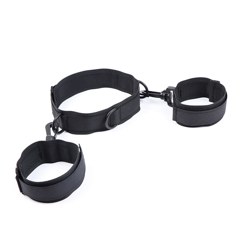 Kit de contention en nylon noir dispose collier et manchettes relies par mousquetons noirs, sangles velcro ajustables pour des jeux de soumission douce en couple.