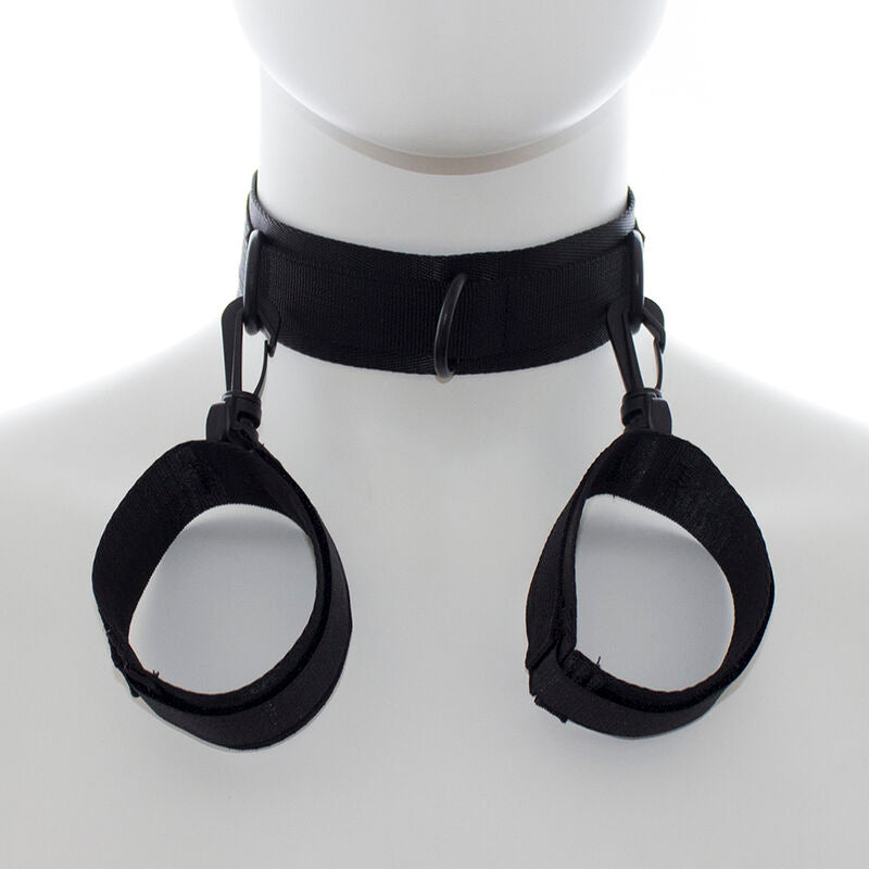 Set collier-menottes en nylon noir presente porte au cou et aux poignets d'un mannequin, sangles velcro reliees par mousquetons, kit de contention souple pour l'initiation.