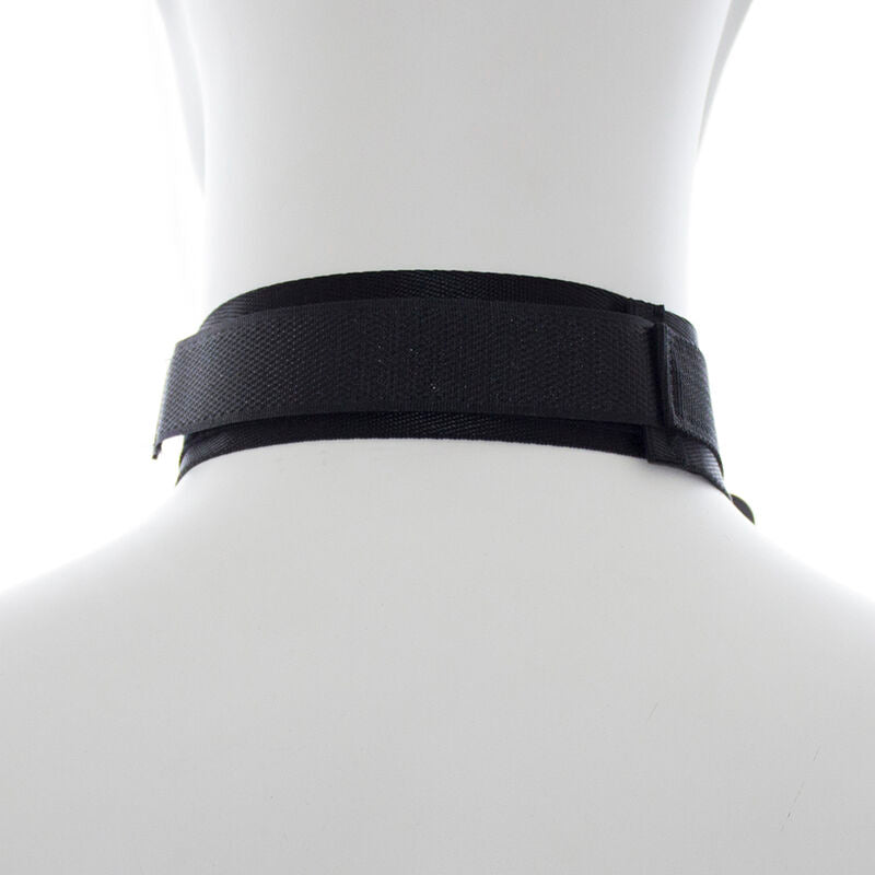 Collier de soumission noir matelasse porte sur un buste mannequin neutre, vue de face, large bande rembourree a fermeture reglable pour les jeux de domination en couple.
