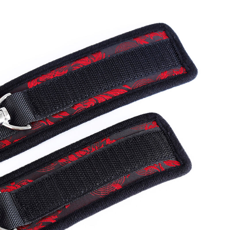 Vue verticale de deux manchettes neoprene a doublure rouge et fermeture velcro noire, accessoire de contention souple signe Ohmama pour le bondage debutant.