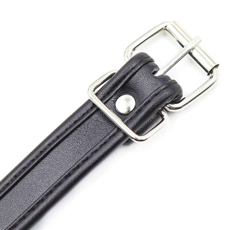 Gros plan sur la boucle ardillon argentee d'une manchette en effet cuir noir, surpiqures et rivet visibles, detail des attaches de poignet Ohmama.