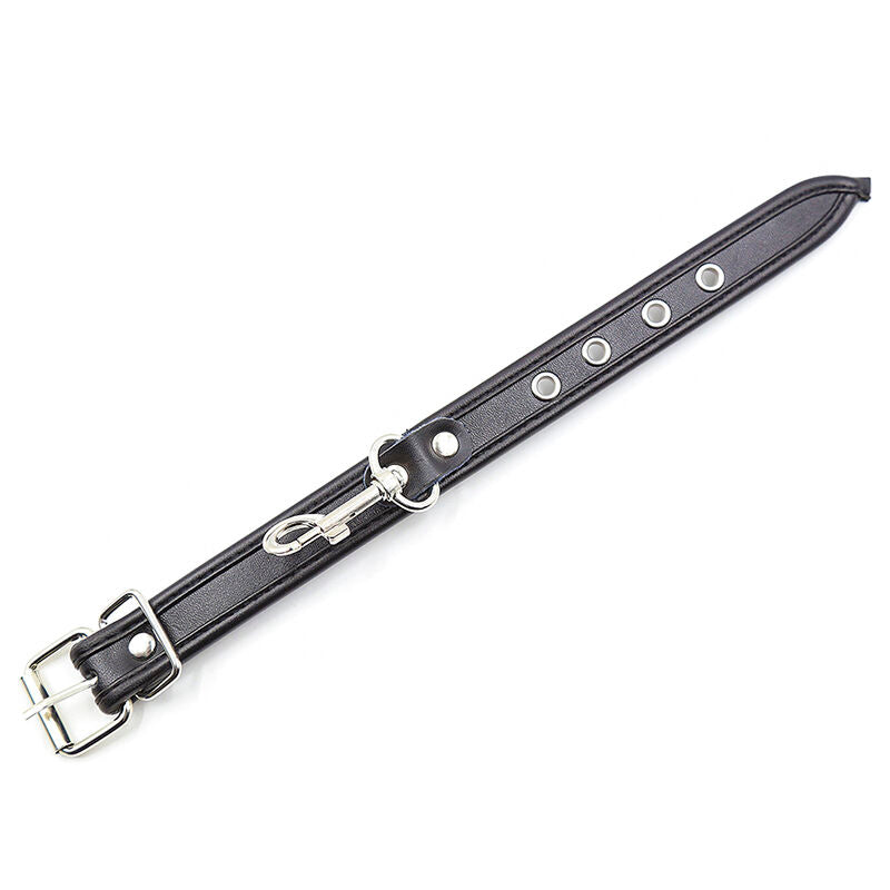 Sangle simili cuir noir refermee par sa boucle ardillon et son mousqueton, vue d'ensemble d'un element d'attache reglable Ohmama a l'aspect cuir.