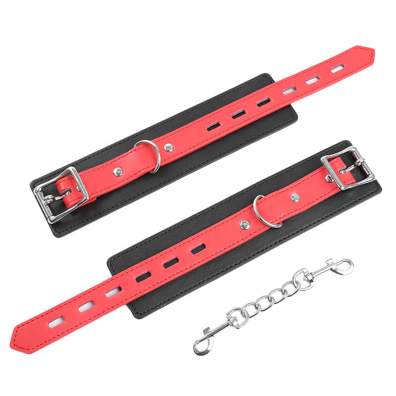Manchettes en simili cuir rouge et noir percees d'oeillets, reliees par une chaine a mousqueton, vue de face des attaches de poignet bicolores Ohmama.