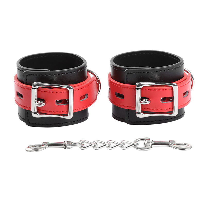 Paire de manchettes simili cuir rouge et noir a boucles ardillon et chaine metallique, vue de face des attaches de poignet colorees Ohmama pour la contention.