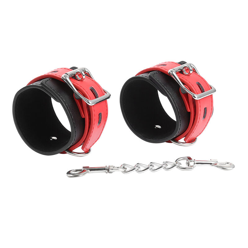 Manchettes en simili cuir rouge et noir vues de dos montrant les sangles a oeillets, accompagnees d'une chaine a mousqueton, attaches de poignet Ohmama.