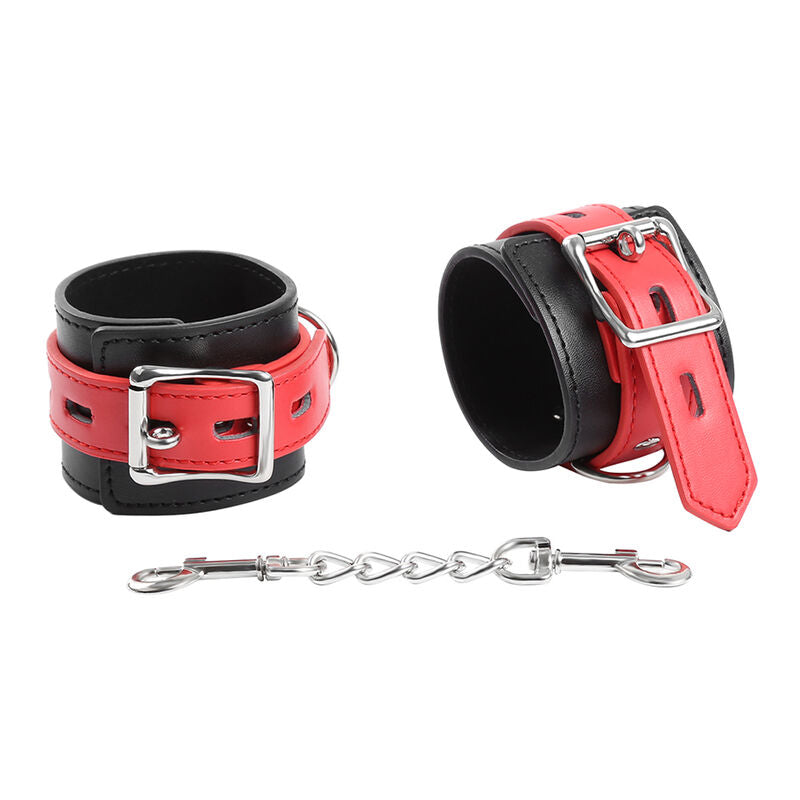 Deux manchettes simili cuir rouge et noir a boucle metallique de trois quarts, chaine et mousqueton en bas, accessoire de contention bicolore Ohmama.