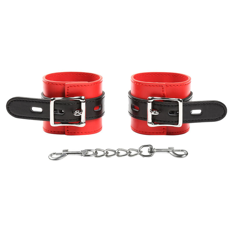 Paire de manchettes simili cuir rouge et noir a boucles argentees, reliees par une fine chaine metallique, attaches de poignet bicolores Ohmama.