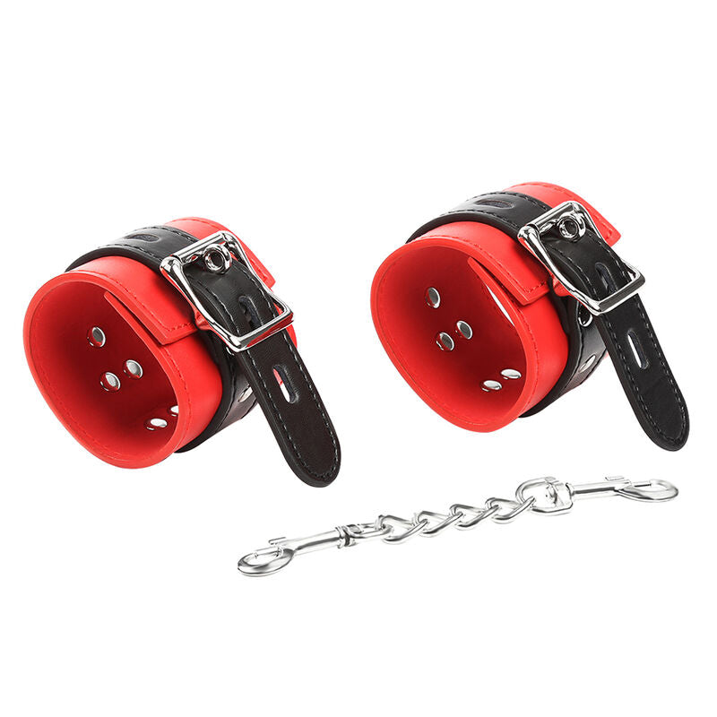 Manchettes en simili cuir rouge et noir a larges boucles argentees, chaine a mousqueton dessous, accessoire de contention colore reglable Ohmama.