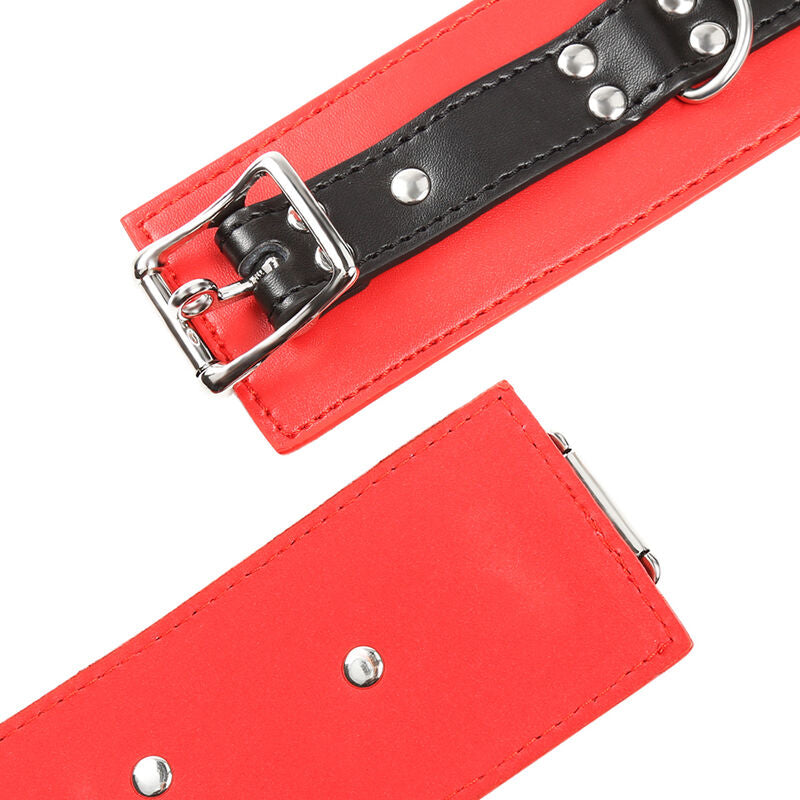 Gros plan sur une manchette rouge et noir a boucle argentee et languette a oeillets, detail du reglage des attaches de poignet colorees Ohmama.