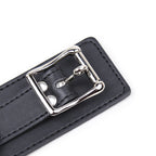 Collier de soumission à trois anneaux avec laisse — vue rapprochée