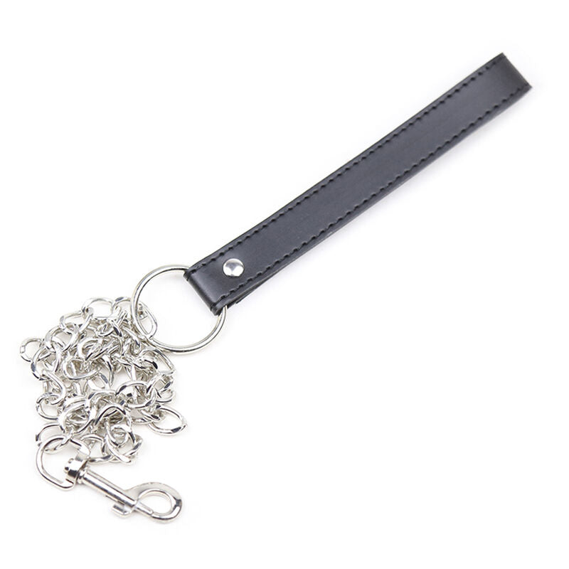 Laisse a chaine metallique dotee d'une poignee en simili cuir noir et d'un mousqueton, accessoire de domination livre avec le collier de soumission Ohmama.